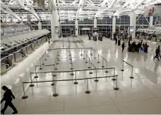  ?? / AP ?? Personas visitan la terminal internacio­nal del aeropuerto John F. Kennedy en Nueva York.