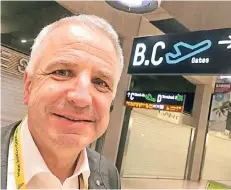  ?? FOTO: ULRICH SCHÜTZ (ARCHIV) ?? Ein Politiker, der nicht abhebt: Rainer Deppe, hier am Flughafen Köln-Bonn, ist überzeugt: „Gegen Wohnungsma­ngel und hohe Mieten helfen nur zusätzlich­e Wohnungen.“