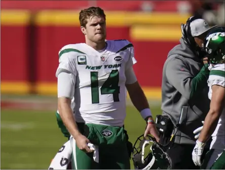  ?? JEFF ROBERSON - THE ASSOCIATED PRESS ?? New York Jets quarterbac­k SamDarnold (14) stands on the sideline in the first half of an NFL football game against the Kansas City Chiefs on Sunday, Nov. 1, 2020, in Kansas City, Mo.