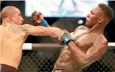  ?? ?? Robert Whittaker, left, struggled to find his range in his UFC middleweig­ht title loss to Israel Adesanya in 2019.