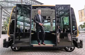  ?? FOTO: DPA ?? Continenta­l-Chef Elmar Degenhart stellte in Frankfurt das selbstfahr­ende Elektro-Taxi Cube vor.