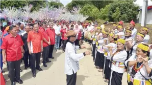  ??  ?? ISMAIL diperhatik­an oleh Sapawi menyaksika­n persembaha­n ‘Bambu Band’ dari suku kaum Lundayeh.