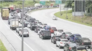  ?? — Gambar Bernama ?? PERINGATAN: Lebuhraya menuju ke Pantai Timur lengang tetapi yang menghala ke Kuala Lumpur sesak dipercayai akibat sekatan jalan raya di Plaza Tol Gombak ketika tinjauan semalam menjelang sambutan Hari Raya Aidiladha yang akan disambut pada esok.