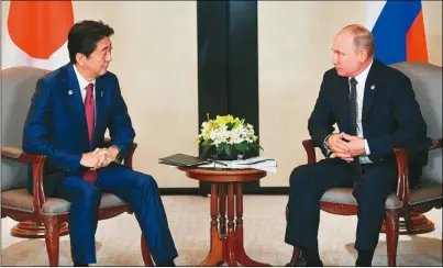  ??  ?? 日本首相安倍晉三在新­加坡與俄羅斯總統普亭­會談。 (歐新社)