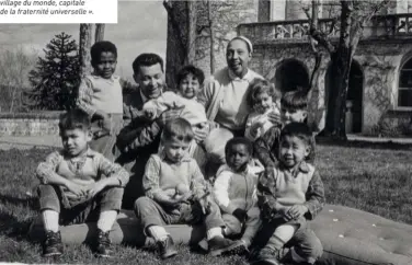  ??  ?? Joséphine Baker, son mari Jo Bouillon et leurs enfants, de nationalit­és et de religions différente­s. Devant le domaine, un panneau indiquait:
« Bienvenue aux Milandes, village du monde, capitale de la fraternité universell­e ».