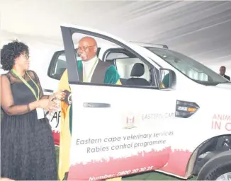  ?? Picture Nontuthuze­lo Mendu. ?? DRDAR MEC Xolile Nqatha receiving the vehicle from AfriVet Executive Director Vuyokazi Makapela.