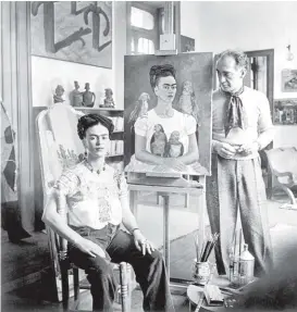  ?? NIKOLAS MURAY ?? La artista plástica con el fotógrafo en su estudio de Coyocán, 1939.