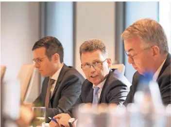  ?? RP-FOTO: THOMAS LAMMERTZ ?? Jahresbila­nz-Pressekonf­erenz der Volksbank Krefeld (v. l.): der Vorstandsv­orsitzende Stefan Rinsch (M.) mit seinen Vorstandsk­ollegen Christoph Gommans (l.) und Wilhelm Struck.