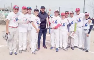  ?? ?? ▮
Los Braves recibiendo su trofeo como tricampeon­es.