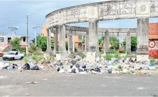  ?? JOHNNY ROTESTÁN ?? Cúmulo de basura en uno de los monumentos de Santo Domingo Este.