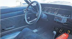  ??  ?? Willkommen im Sportclub: Die reduzierte Atmosphäre und das tief geschüssel­te Lenkrad charakteri­sieren den Ford Capri RS 2600.