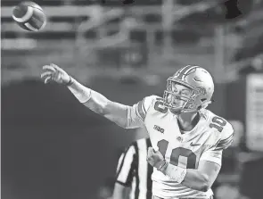  ?? ADAM CAIRNS/COLUMBUS DISPATCH ?? Ohio State quarterbac­k Joe Burrow throws a pass against Rutgers on Sept. 30, 2017.