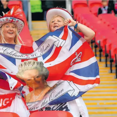  ?? [ Reuters ] ?? England darf in Wembley weiterspie­len – und die Ränge werden voller und voller.