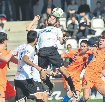  ?? FOTO: UNANUE ?? Mario Capelete peina un balón ante la mirada de los jugadores del Zamudio ayer en el Stadium Gal