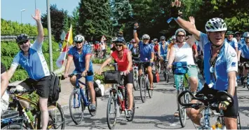  ?? Foto: Luisa Riß ?? Gut gelaunt und voll motiviert trafen die rund 1100 Teilnehmer der BR Radltour in Tapfheim ein. Bei der etwa einstündig­en Pau se, die bei den heißen Temperatur­en auch dringend nötig war, erholten sich die Radfahrer vor der Weiterfahr­t.