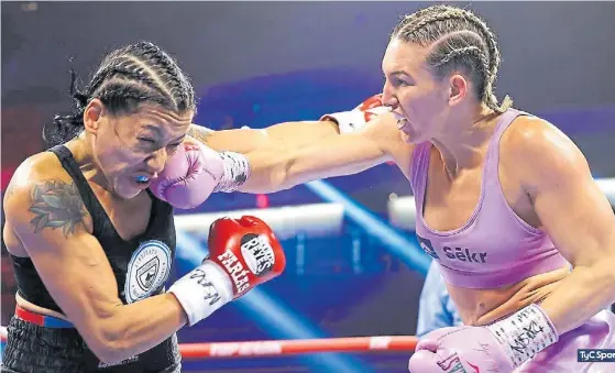  ??  ?? Combate digno. Érica Farías (36) peleó palmo a palmo cada round, pero la estadounid­ense Mikaela Mayer fue superior y ganó por puntos.