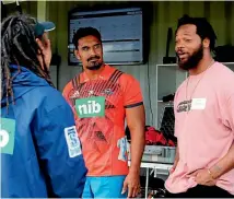  ?? PHOTO: PHOTOSPORT ?? Michael Bennett (right) talks rugby and gridiron with Blues Super coach Tana Umaga (left) and All Black Jerome Kaino.