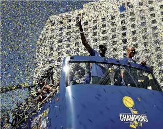  ?? Marcio José Sanchez/Associated Press ?? » CAMPEÕES Kevin Durant (ao centro), eleito o melhor das finais, e o elenco do Golden State Warriors desfilam para festejar título da NBA nesta quinta-feira (15), em Oakland CBF