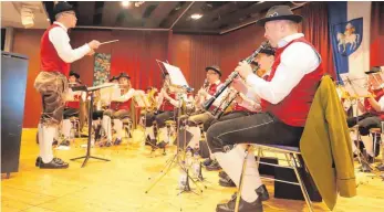  ?? FOTO: ALEXANDER TUTSCHNER ?? Die Oberteurin­ger Trachtenka­pelle unter der Leitung von Dirigent Fabian Zürn lädt am Sonntag zum Jahreskonz­ert in die Post ein.