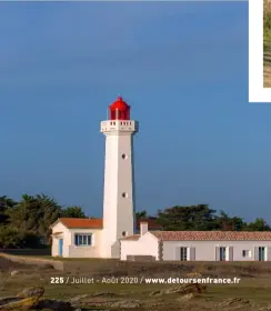  ??  ?? Une belle façon de découvrir la pointe des Corbeaux, son phare et les cabanons qui bordent sa plage, est d’emprunter la sente de Kreuzland. Un parcours de 8,50 kilomètres à faire en famille. Topoguide en vente à l’office de tourisme.