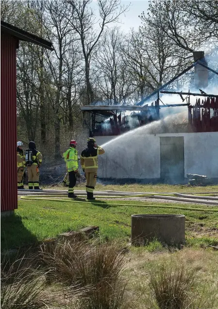  ??  ?? HÖG RISK. Risken för brand är hög just nu, i Årstad fick branden fäste i en lada.