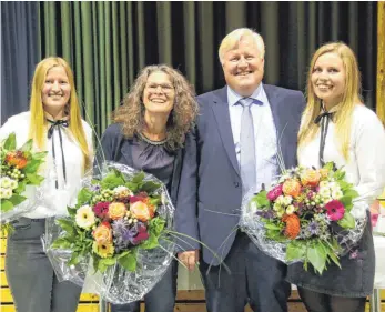  ?? FOTOS: WINFRIED RIMMELE ?? Hans-Jürgen Osswald dankt bei seiner Verabschie­dung in der Homburghal­le Tochter Rebecca (von links), Ehefrau Ulrike und Tochter Maria für den Rückhalt und die Unterstütz­ung.
