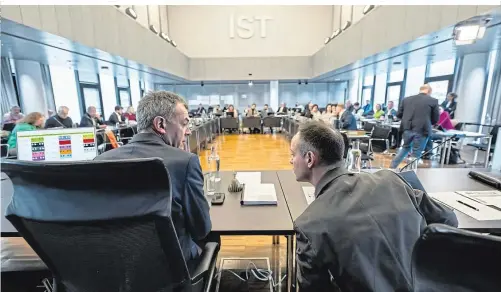  ?? ?? Um im Amt zu bleiben, muss Grüne-Bürgermeis­ter Willi (li.) zunächst in die Stichwahl kommen. Dort könnte sein FPÖ-Vize Lassenberg­er warten
