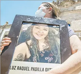  ?? Foto Arturo Campos Cedillo ?? Familiares y activistas enviaron una carta con 300 firmas al fiscal de Jalisco, Luis Joaquín Méndez, en la que repudian la versión de que Luz Raquel Padilla se habría inmolado el pasado 16 de julio. En la imagen, una mujer carga un cuadro con la foto de la víctima durante el funeral de ésta, el 21 de julio.