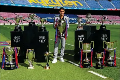  ??  ?? GRAN LEGADO. El 'Pistolero' posa con todos los trofeos que levantó durante su estancia en el cuadro culé.