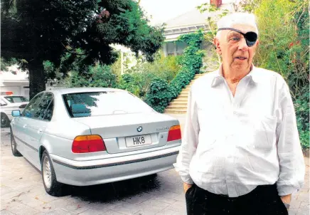  ?? Photos / Yanse Martin, Martin Sykes ?? Auckland businessma­n Ray Mills outside his home in Western Springs in 1998. Right: Constable Ken Spreadbury on guard near Ray Mills’ bed at Auckland Hospital after he was bludgeoned and stabbed in 1994.