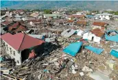  ?? PHOTOS AFP ?? À Balaroa, un quartier périphériq­ue de Palu qui abritait un complexe résidentie­l, les dégâts sont énormes.