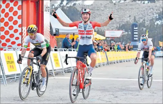  ?? ?? Giulio Ciccone celebra su triunfo en la segunda etapa de la Volta en la cima de Vallter tras superar a Primoz Roglic, líder, y a Remco Evenepoel.