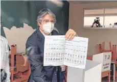  ?? EFE ?? «¡Ganamos! Triunfo contundent­e en todas las regiones de nuestro bello país. Nuestra victoria es de 2 a 1 frente al banquero».
Guillermo Lasso, el candidato de CREO.