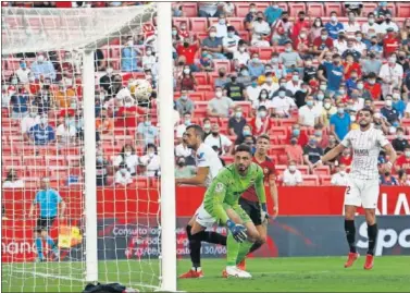  ?? ?? Mamardashv­ili hizo la estatua en el segundo gol del Sevilla y el balón le pasó por encima.