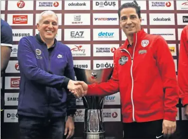  ??  ?? LA GRAN FINAL. Zeljko Obradovic e Ioannis Sfairopoul­os, los técnicos de Fenerbahçe y Olympiacos.