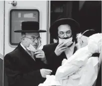  ?? Spencer Platt/getty Images/afp ?? Homens conversam em frente a hospital de Nova York; país teve 50 mil novos casos