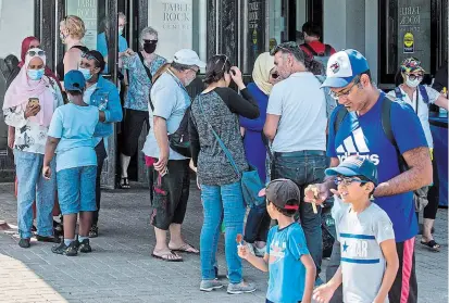  ?? BOB TYMCZYSZYN TORSTAR FILE PHOTO ?? Regional councillor­s failed to make a decision on a Niagara-wide bylaw requiring the wearing of masks at indoor spaces.