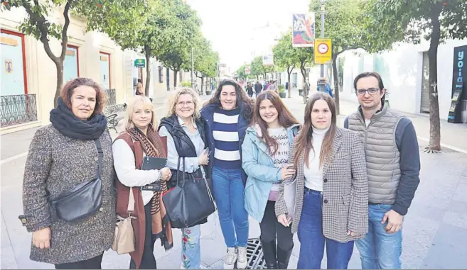  ?? MIGUEL ÁNGEL GONZÁLEZ ?? Responsabl­es de varios centros de educación infantil de la provincia.