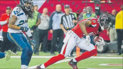  ?? FOTO: EFE ?? El receptor de Atlanta Julio Jones (de rojo) le sacó los colores a toda una estrella defensiva como Richard Sherman el pasado domingo