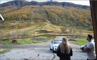  ?? ?? I FJØSVEGGEN: En skredvoll som faren fikk bygd på eget initiativ i 2014, kan ha vaert det som reddet livet til Martine og Ruben Bekke. Mesteparte­n av snømassene ble nemlig ført ned til høyre i bildet, og havnet ut på jordet ved siden av fjøset.