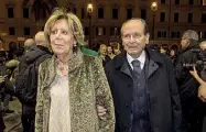  ??  ?? In passerella Sopra, Roberto D’Agostino e la presidente del Senato Maria Elisabetta Alberti Casellati. Accanto, il presidente della Corte Costituzio­nale Giorgio Lattanzi con la moglie