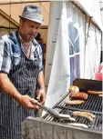  ?? Foto: Christian Kruppe ?? Der Chef am Grill: Am Sonntag folgte für Guido Blätz der Wechsel von der Bühne an den Grillrost.