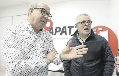  ?? CHUS MARCHADOR ?? Mariano Morón y Miguel Ángel Perdiguero, presidente y vicepresid­ente de los taxistas, ayer.