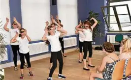  ??  ?? Vor den neuen Jalousien tanzten einige Schüler den „Gangnam Style“.