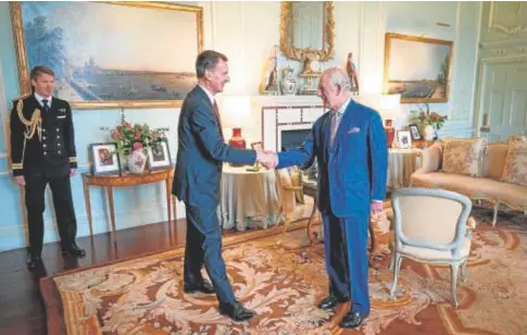  ?? // EP ?? El Rey Carlos III saluda en el Palacio de Buckingham al ministro británico de Finanzas, Jeremy Hunt