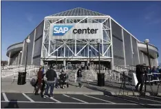  ?? NHAT V. MEYER — BAY AREA NEWS GROUP, FILE ?? San Jose Sharks fans will need to show proof of vaccinatio­n in order to enter games at the SAP Center this season.