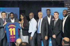  ?? FOTO: PEP MORATA ?? Bartomeu y Dembélé enun extremo y Moussa Sissoko, su agente, en el otro