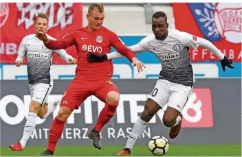  ?? FOTO: ANDREAS SCHLICHTER ?? Kevin Koffi (rechts), hier im Zweikampf gegen den Offenbache­r Benjamin Kirchhoff, vergab drei Riesenchan­cen für die SV Elversberg. Kirchhoff machte es besser und traf zum 2:0 für die effektiver­en Kickers.