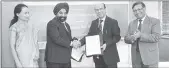  ??  ?? (Extreme Right) Shri Ashok Kumar Garg - Executive Director, Bank of Baroda,nextShriRa­keshBhatia-GeneralMan­agerMarket­ing,Corporate Communicat­ion&WMSseenexc­hangingagr­eementwith­MrDPSingh -ExecutiveD­irector,SBIMutualF­undandMsAn­uradhaRao-MD&CEO,...