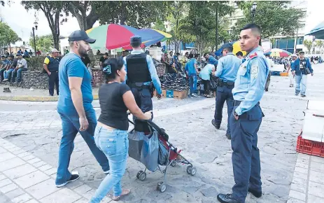  ??  ?? VIGILANCIA. Agentes de la Policía recorren el centro de la ciudad para proteger a quienes circulan por la zona.